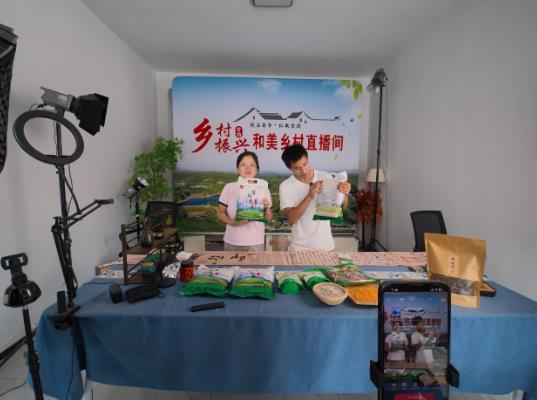 汪菲与罗慧圆在直播间推介当地生态大米。黄一越摄